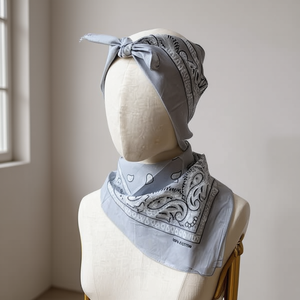 Foulard Quadrato Angelina 100% Cotone Grigio Chiaro Paisley 54x54cm Accessorio Moda per la Testa - Product Image 2