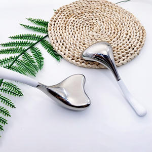 कस्टम लोगो हृदय आकार ठंडे ग्लोब्स त्वचा देखभाल क्रायो चम्मच मालिश चेहरे के लिए स्टेनलेस स्टील आइस रोलर धातु बर्फ ग्लोब्स - Product Image 4