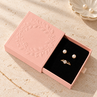 Boîtes à bijoux gaufrées en quatre tailles avec inserts en velours noir pour bagues, boucles d'oreilles et colliers
