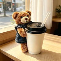 Nouveau 2026 Mini ours en peluche doux avec robe à carreaux, porte-gobelet, ornement pour tasse de café ou de bubble tea, breloque de sac, cadeau