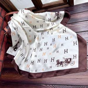 ผ้าพันคอโพลีเอสเตอร์พิมพ์ลายโลโก้ตามสั่งสำหรับผู้หญิง-90*90 70*70 หลายสี รับผลิตแบบ OEM ODM อ่อนโยนต่อ<span class=keywords><strong>ผิว</strong></span> ใช้กลางแจ้ง - Product Image 4