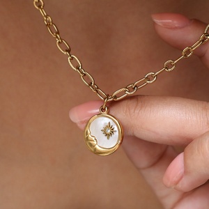 Collar Zoryn de Acero Inoxidable Impermeable con Colgante de Moneda de Nácar, Cadena de Eslabones con Diseño de Sol y Luna, Chapado en Oro, Regalo para Mujer - Product Image 2