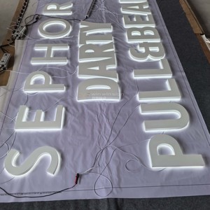 Plaque signalétique LED personnalisée |   Lettres rétroéclairées en acier inoxydable 304 de précision pour usage intérieur, <span class=keywords><strong>peinture</strong></span> blanche, avec base en <span class=keywords><strong>acrylique</strong></span> - Product Image 1