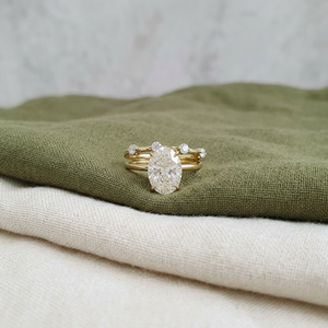 Anillo de compromiso con diamante de corte ovalado en oro amarillo con diamantes laterales, certificado IGI, estilo clásico para mujer - Product Image 1
