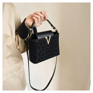 Zipper Closure Portable Large New Arrival Women's PU Leather <strong>Medium</strong> Regular Shape Modern Classic Vintage Crossbody <strong>Handbag</strong> - Product Image 2