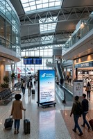 Écran LED couleur pliable à trois volets avec base mobile, affichage d'affiches HD GOB pour intérieur, utilisation multi-événements, location pour équipes de médias