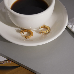 Boucles d'oreilles Star Huggie en acier inoxydable doré avec incrustation de cristaux, design géométrique, pour usage quotidien - Product Image 4