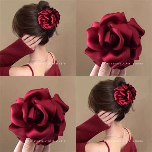 Pince à cheveux/pince requin en satin à motif floral, chic et élégante à la française, pour femme, un accessoire de coiffure sophistiqué. - Product Image 1