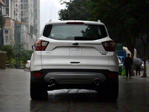 La <span class=keywords><strong>Ford</strong></span> <span class=keywords><strong>Kuga</strong></span> <span class=keywords><strong>EcoBoost</strong></span> 180 Platinum Edition 2018 est un SUV compact. - Product Image 5