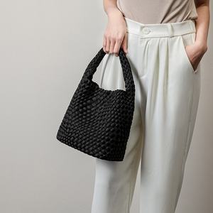 2025新款防水氯丁橡胶面料手工编织女式休闲手提袋单肩斜挎包2 pcs套装设计 - Product Image 2