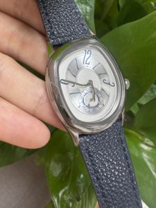 Reloj de Pulsera de Cuarzo para Hombre con Logo Personalizado, Diseño Minimalista Y2K Único y Torcido, Resistente al Agua y Sencillo - Product Image 3