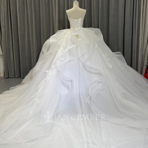 Lsoy027 Robe de mariée moderne, élégante, blanche, longue, en organza et dentelle, sans manches, avec appliques, décolleté cœur, style princesse, traîne chapelle - Product Image 4