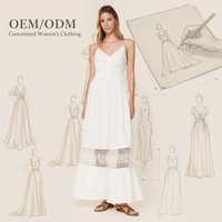 Robe longue évasée blanche pour femme, style bohème et de villégiature, personnalisée, à bretelles spaghetti, col en V, devant boutonné, taille smockée, avec garniture à découpes ajourées et coupe trapèze