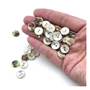 Botones Redondos de Concha de Nácar Natural con Rayas Curvas <span class=keywords><strong>Shinen</strong></span>, 2 Agujeros, para Ropa - Product Image 2