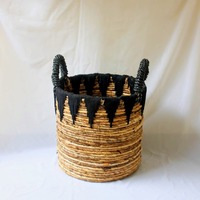 Cesta de Rattan Dione, feita de fibra de banana e macramê, combinando texturas naturais para um item decorativo elegante e ecológico.