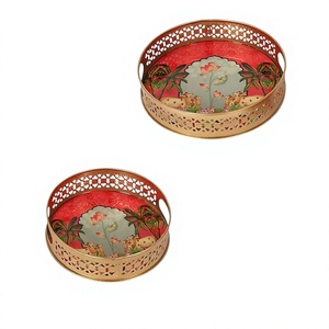 Ensemble de plateaux décoratifs traditionnels en métal, 2 pièces, motif floral rond, design artisanal en métal avec poignée, 8 et 10 pouces - Product Image 1
