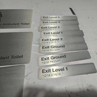 Plaque en braille personnalisée Panneau de signalisation en aluminium Panneau de sortie tactile Panneaux de toilettes en aluminium brossé