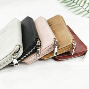 Porta Pasaportes de Cuero Premium con Bloqueo RFID y Clip para Boletos, Logotipo Personalizado, Hecho de Material PU, Directo de Fábrica - Product Image 5