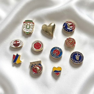 Colgantes de esmalte populares al por mayor con diseños de equipos de fútbol, banderas nacionales, mapas y corazones, con efecto de goteo de aceite, para aficionados, accesorios de joyería apilables DIY - Product Image 1