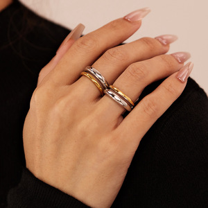Anillo personalizado europeo y americano para mujer, de acero inoxidable, estilo nicho, versátil, con bloques de color, de titanio. - Product Image 1