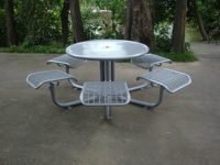 Ensemble table et chaises de jardin en acier perforé 6 places avec trou pour parasol