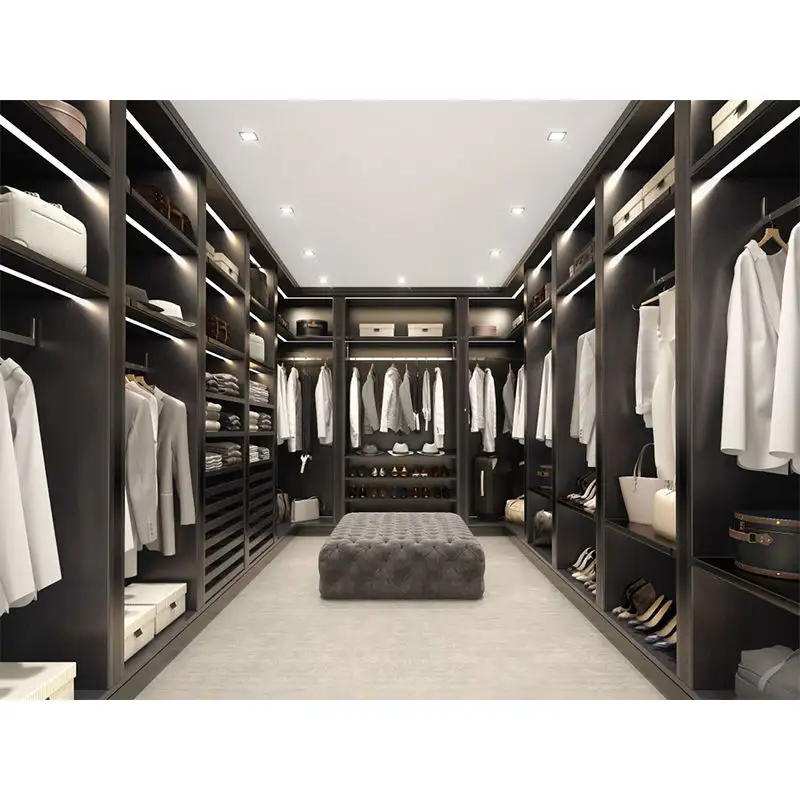 Dressing moderne et luxueux dans la chambre principale Système d'organisation des vêtements avec étagère à chaussures