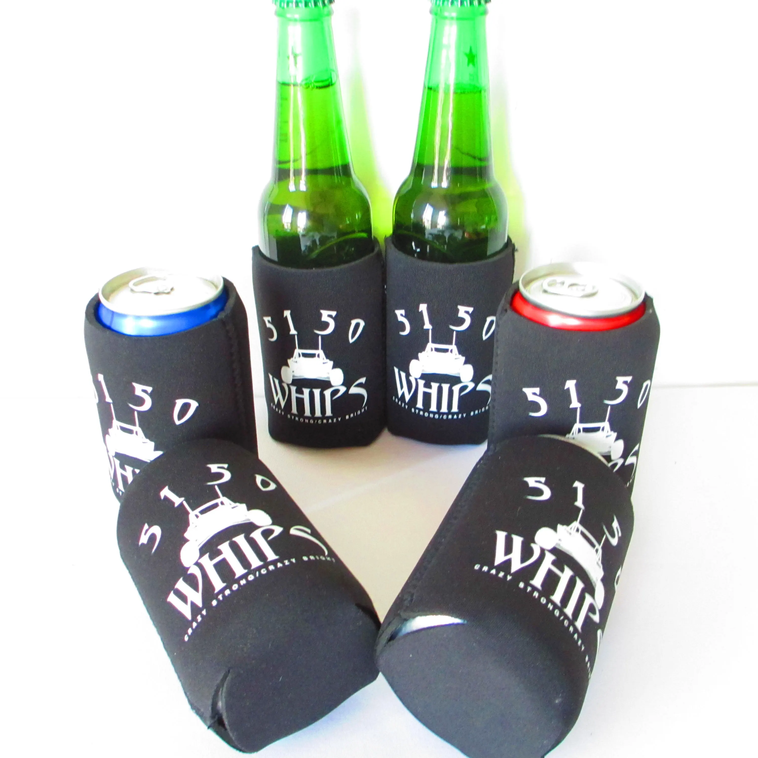 Neopreno Slik Serigrafía Can Coozies en blanco Slim Beer Can Sleeve Enfriador de lata rechoncho negro con logotipo blanco