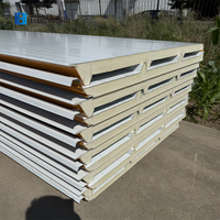 Panneaux sandwich isolants PIR 30 mm pour murs extérieurs et toitures, faciles à installer, imperméables et ignifuges, pour entrepôts et chambres froides.