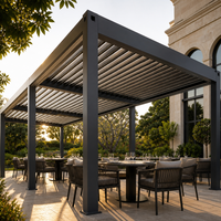 Pergola motorisée Jiake avec toit à lames orientables et gouttière de drainage pour projets de terrasses extérieures de restaurants et espaces de jardin sur mesure
