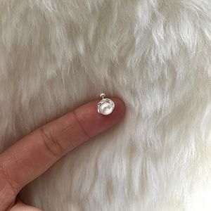 Pendientes de Plata de Ley S925 con Perlas de Agua Dulce y Flores Francesas Elegantes, Estilo Simple para el Día a Día con Cuidado del Orificio del Oído - Product Image 1