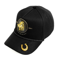 Casquette de baseball vintage western en coton premium, à visière incurvée, 5 panneaux structurés, avec patch cheval en métal doré et corde tressée, vente en gros