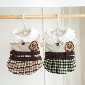Vestido a cuadros estilo preppy para perro con cuello de encaje, falda para mascota con insignia académica y anilla en D, lindo atuendo de punto para cachorros pequeños - Product Image 1
