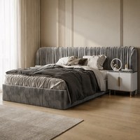 Lit double en tissu gris minimaliste de style italien, en bois de pin, avec tête de lit large plissée et capitonnée, pour chambre principale