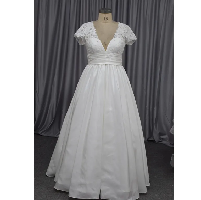 Brautkleid mit kurzen Ärmeln Ein Brautkleid mit V-Ausschnitt für Frauen