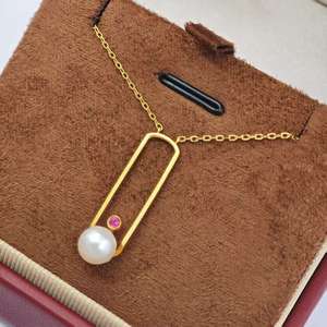 Collar con Colgante Minimalista de Plata de Ley 925 Chapada en Oro con Perla de Agua Dulce y Circonita Roja, Regalo Unisex de UM JEWELRY - Product Image 4