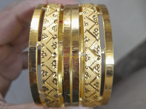 สร้อยข้อมือและกําไลสีทองที่เป็นมิตรต่อสิ่งแวดล้อมสําหรับโอกาสครบรอบและงานหมั้นจากอินเดีย - Product Image 5