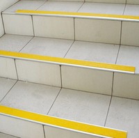 Profilé de marche antidérapant jaune en abrasif direct fabricant avec insert en carbure de silicium, moulage de marche superposé