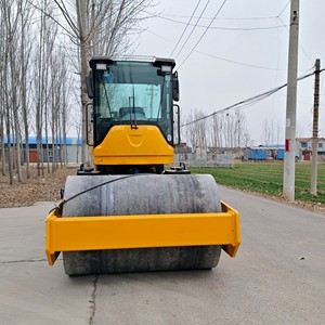 Schwerlast 8-Tonnen Vibrationswalze mit Einzeltrommel für Asphaltstraßen mit Hochleistungsmotor und Pumpenantrieb - Product Image 2