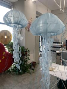 Décoration suspendue en organza de soie en forme de méduse pour événements intérieurs et extérieurs, design détachable - Product Image 4