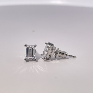 Boucles d'oreilles clous géométriques plaquées or classiques et élégantes Tianyu Gems pour femme, zircon taille émeraude blanc à quatre griffes - Product Image 5