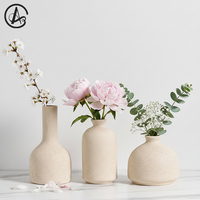 Vase décoratif en porcelaine artisanale ARM LVG, blanc crème moucheté moderne, finition mate, pour fleurs et bourgeons