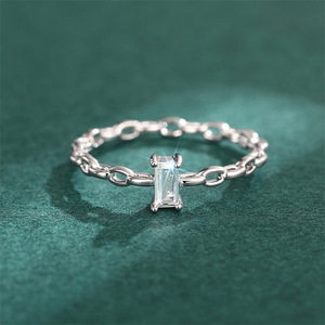Anello Geometrico Minimalista per Donne, Elegante Gioiello da Dito per Uso Quotidiano - Product Image 1