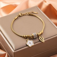 Colgante de flor de trébol de cinco hojas de acero inoxidable con cuentas de circón de diamante fino chapado en oro de 18 quilates para mujer