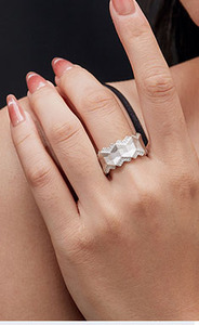 Bague Éternité en Or Jaune Moissanite, Coupe Ronde Brillante, Sertissage Pavé, Design Géométrique, Bijou Minimaliste Unisexe - Product Image 5