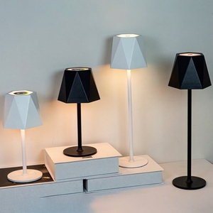 Luminária de Mesa LED DC em Formato de Diamante, Design Minimalista, Regulável, Bateria Inclusa, Ideal para Cafés, Restaurantes e Bares - Bestseller Transfronteiriço - Product Image 1