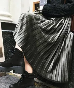महिला कोरियाई शैली नई गर्मियों रेशमी गोथिक धातुई काले Pleated लंबी स्कर्ट उच्च Waisted एक लाइन साटन स्कर्ट