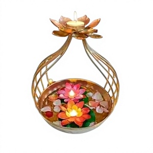 Porte-bougie en laiton doré en forme de lotus avec fleurs flottantes pour la décoration de la maison, les mariages et les occasions festives - Product Image 1