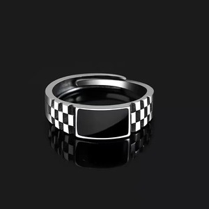 Anello Minimalista da <span class=keywords><strong>Uomo</strong></span> con Motivo a Scacchi Geometrico in Smalto Nero, Vendita all'Ingrosso - Product Image 2