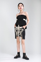 Vêtements femme demi-jupe irrégulière automne 2020 nouvelle jupe noire à poches tridimensionnelles à plusieurs niveaux de couleur contrastante avec cordon à lacets