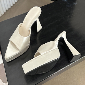 Nouvelles sandales antidérapantes à talons ultra-hauts et épais pour femmes, collection été-automne 2025, style européen et américain, idéales pour les soirées. - Product Image 2